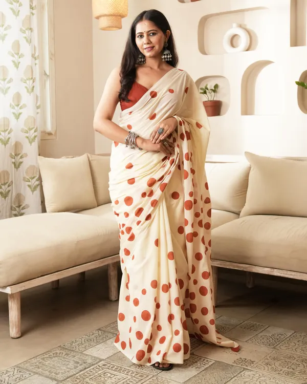Ivory_Red_Cotton_Polka_Dot_Mul_Saree_With_Tassels_For_Women